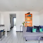 Lovely 2 Bedroom Flat With Balcony Near The City Centre