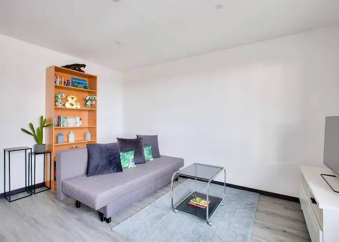 Lovely 2 Bedroom Flat With Balcony Near The City Centre