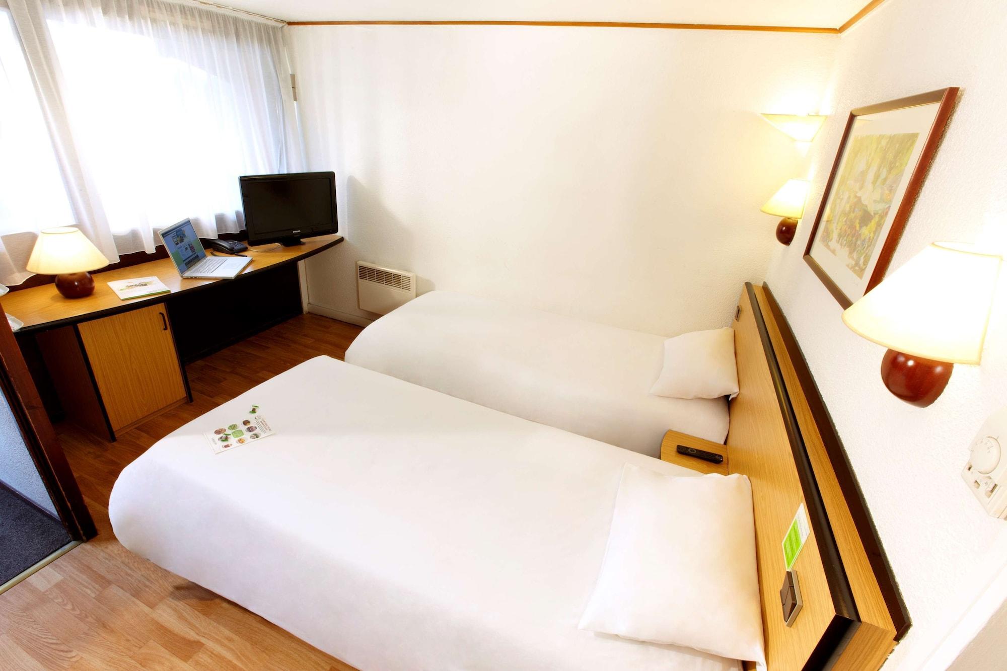 Kyriad Direct Ouest - Zénith Hotel 2*