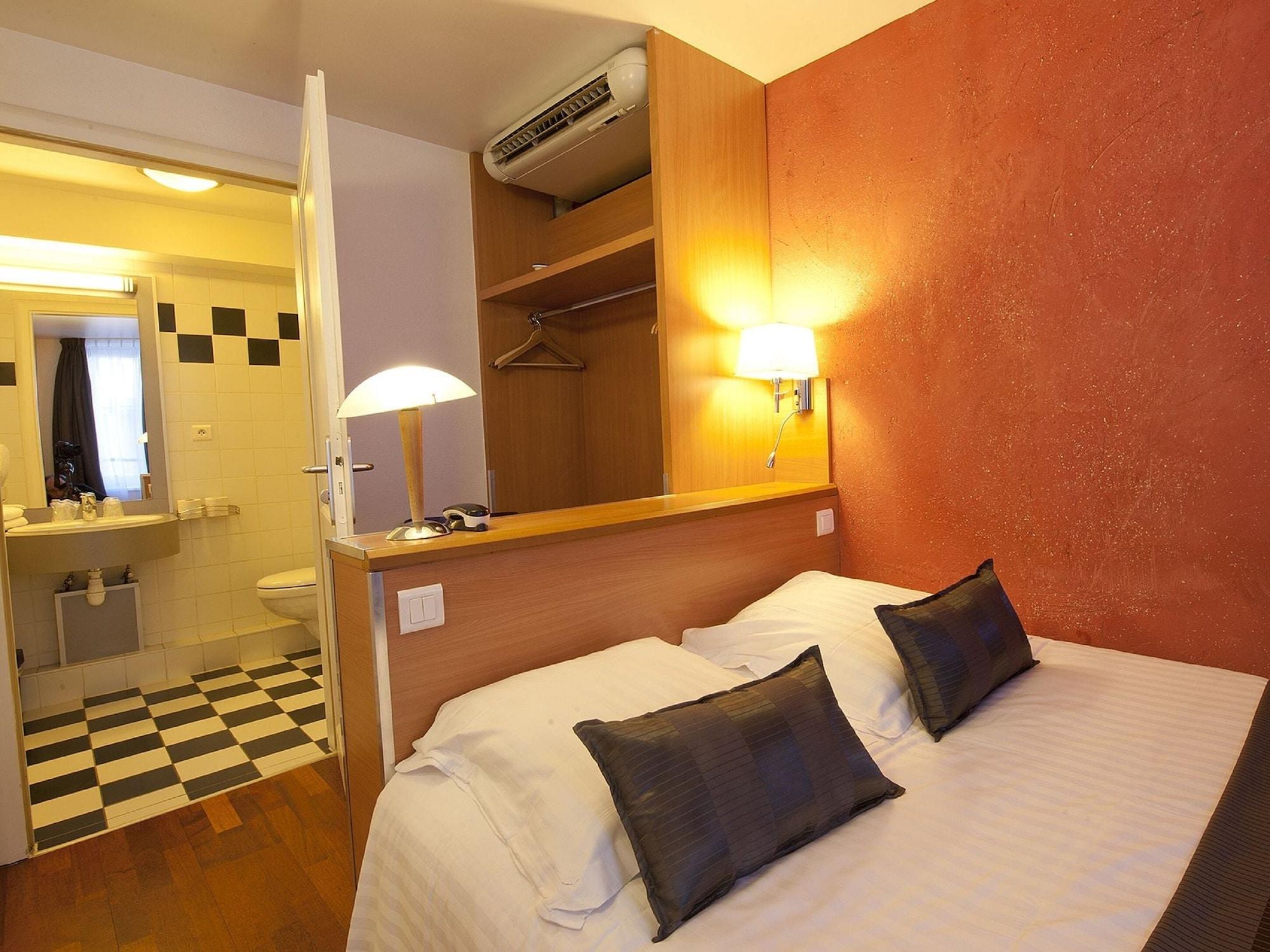 Hotel Le Grillon 3*