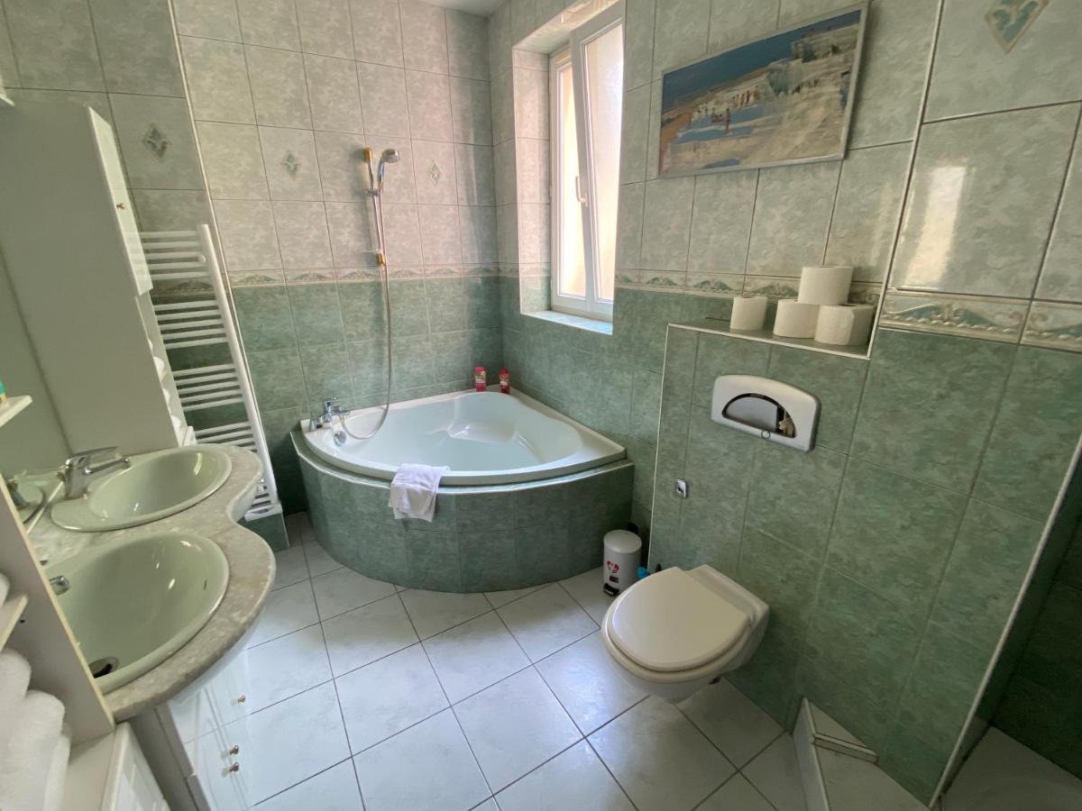 Grand Au Centre Apartment *