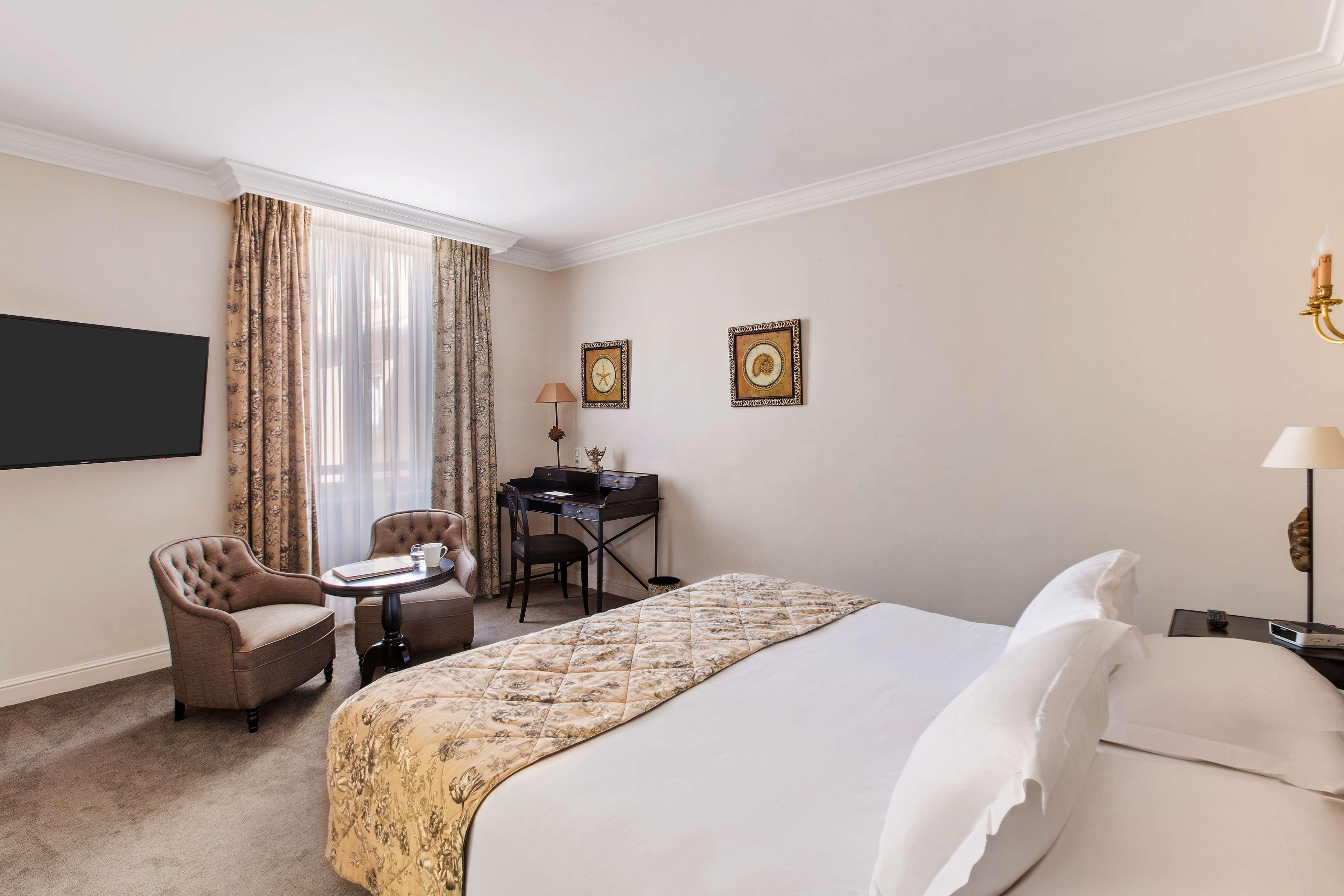 Western D'est Hotel 4*