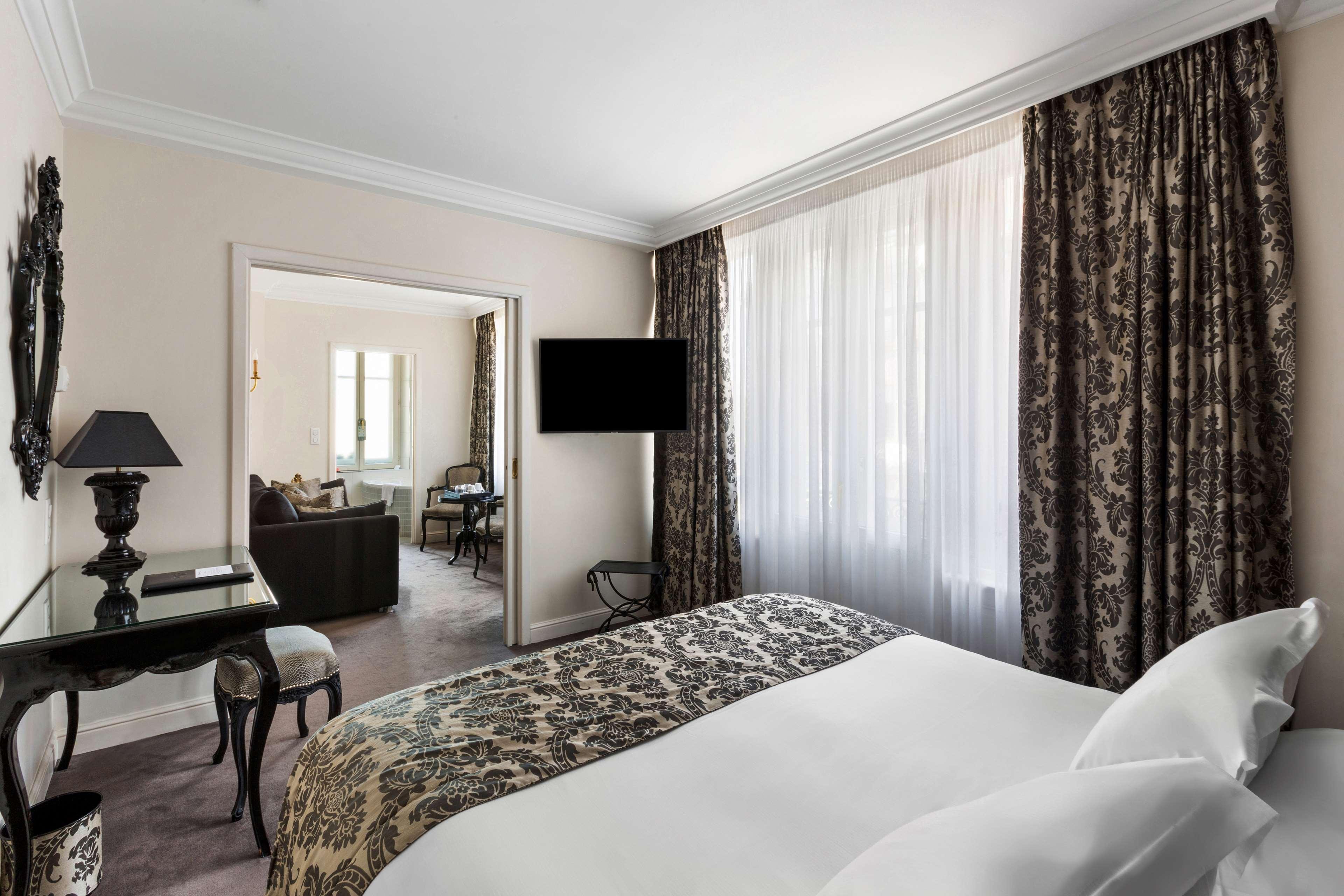 Western D'est Hotel 4*