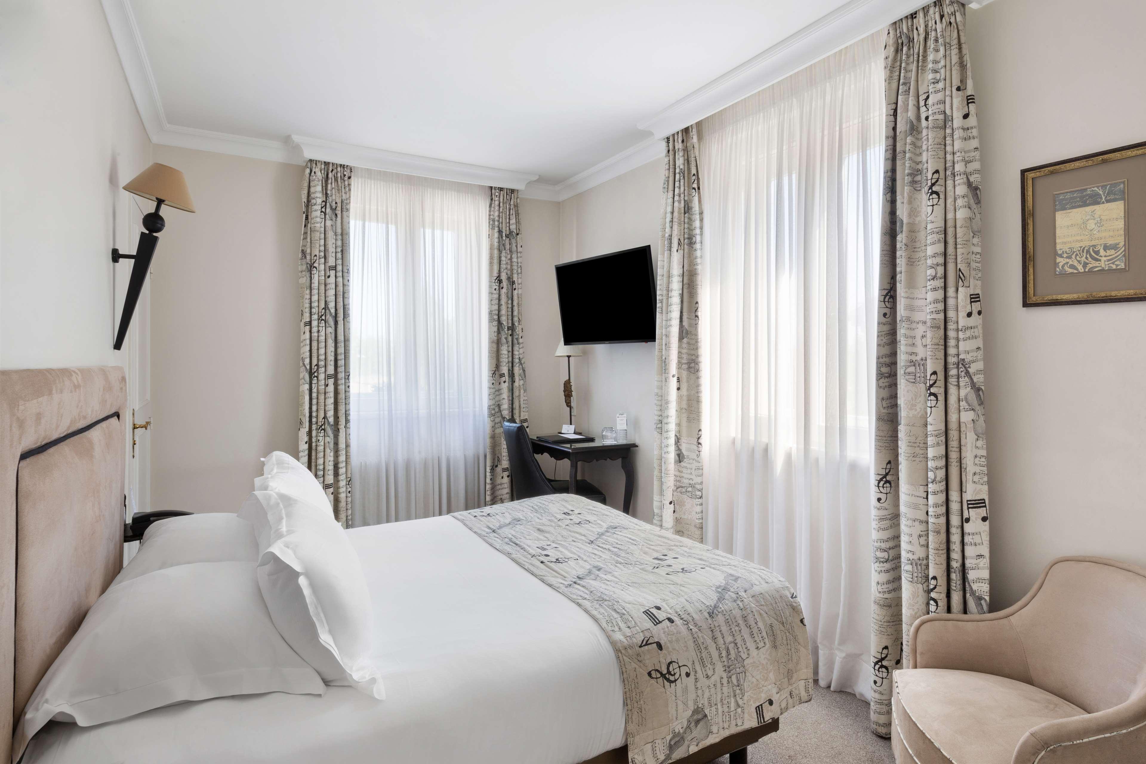 Western D'est Hotel 4*