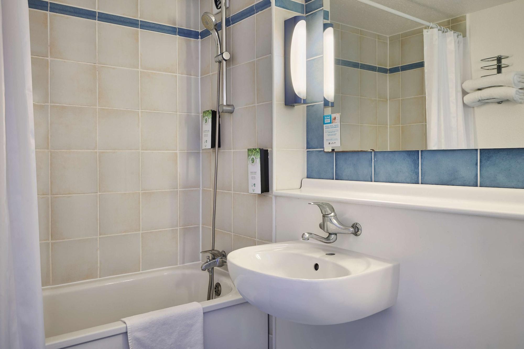 Kyriad Direct Ouest - Zénith Hotel 2*