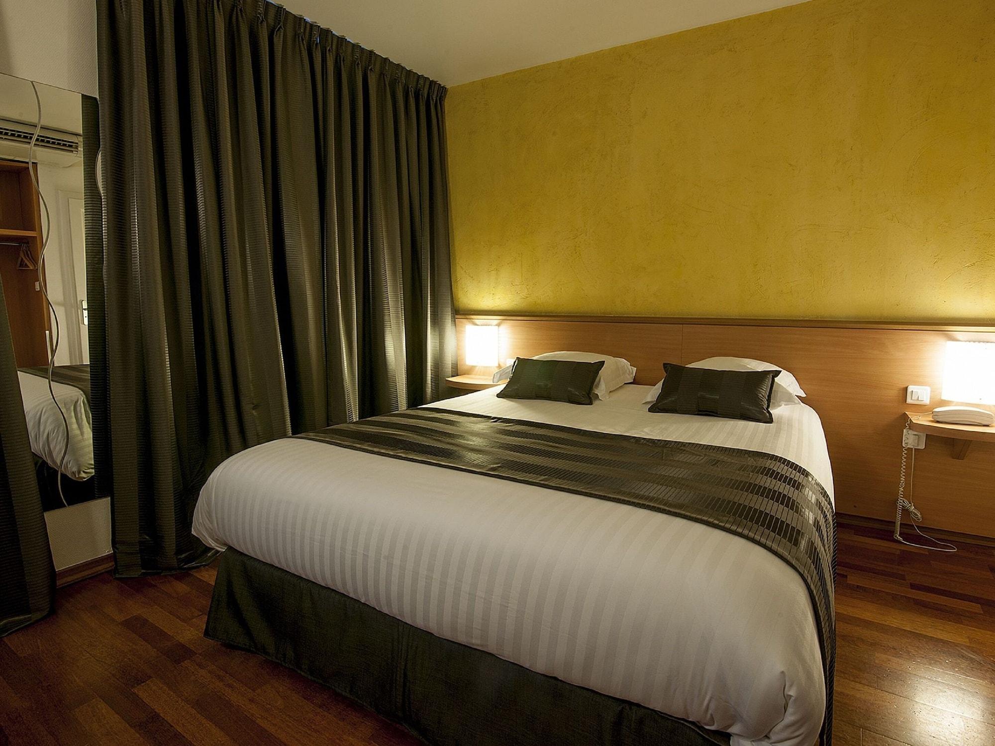 Le Grillon Hotel