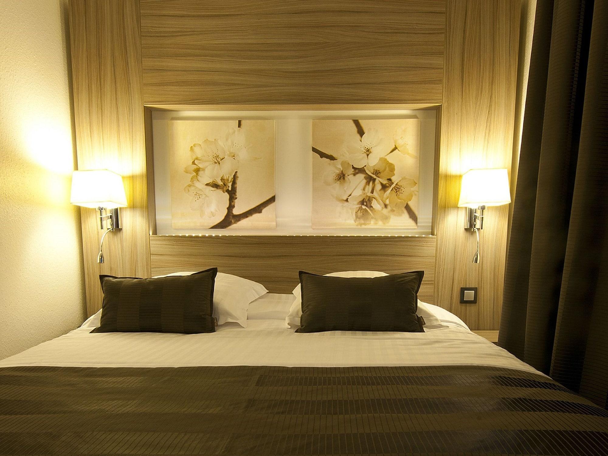 Le Grillon Hotel