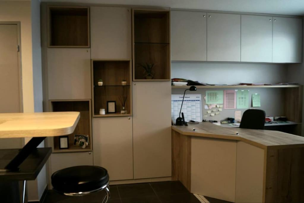 Appartement 2 Pieces Proche Du Centre-ville. *