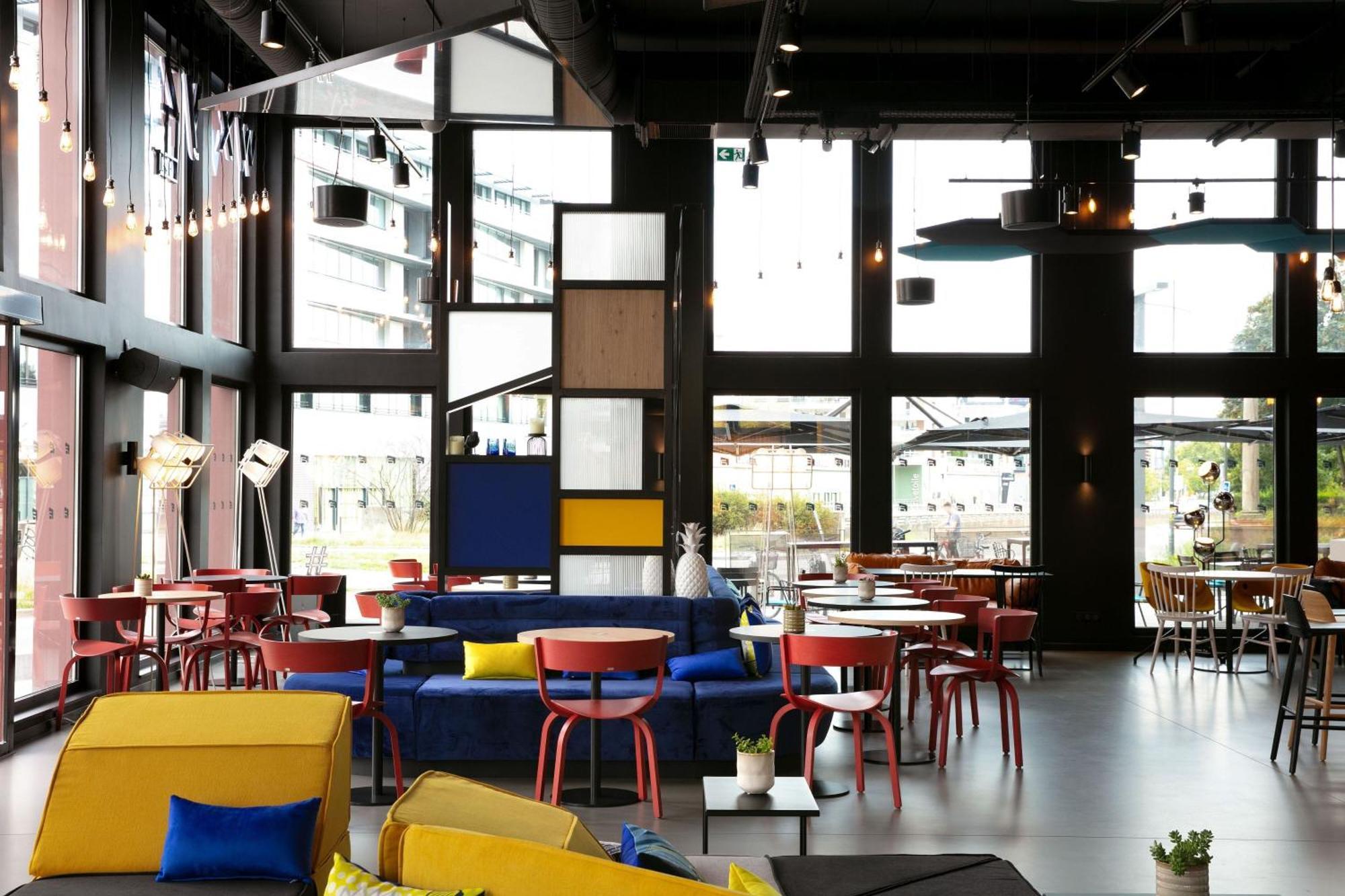 Aloft Etoile Hotel