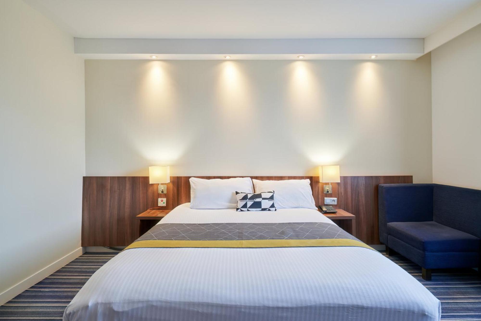 Hotel Express Centre By Ihg 3*