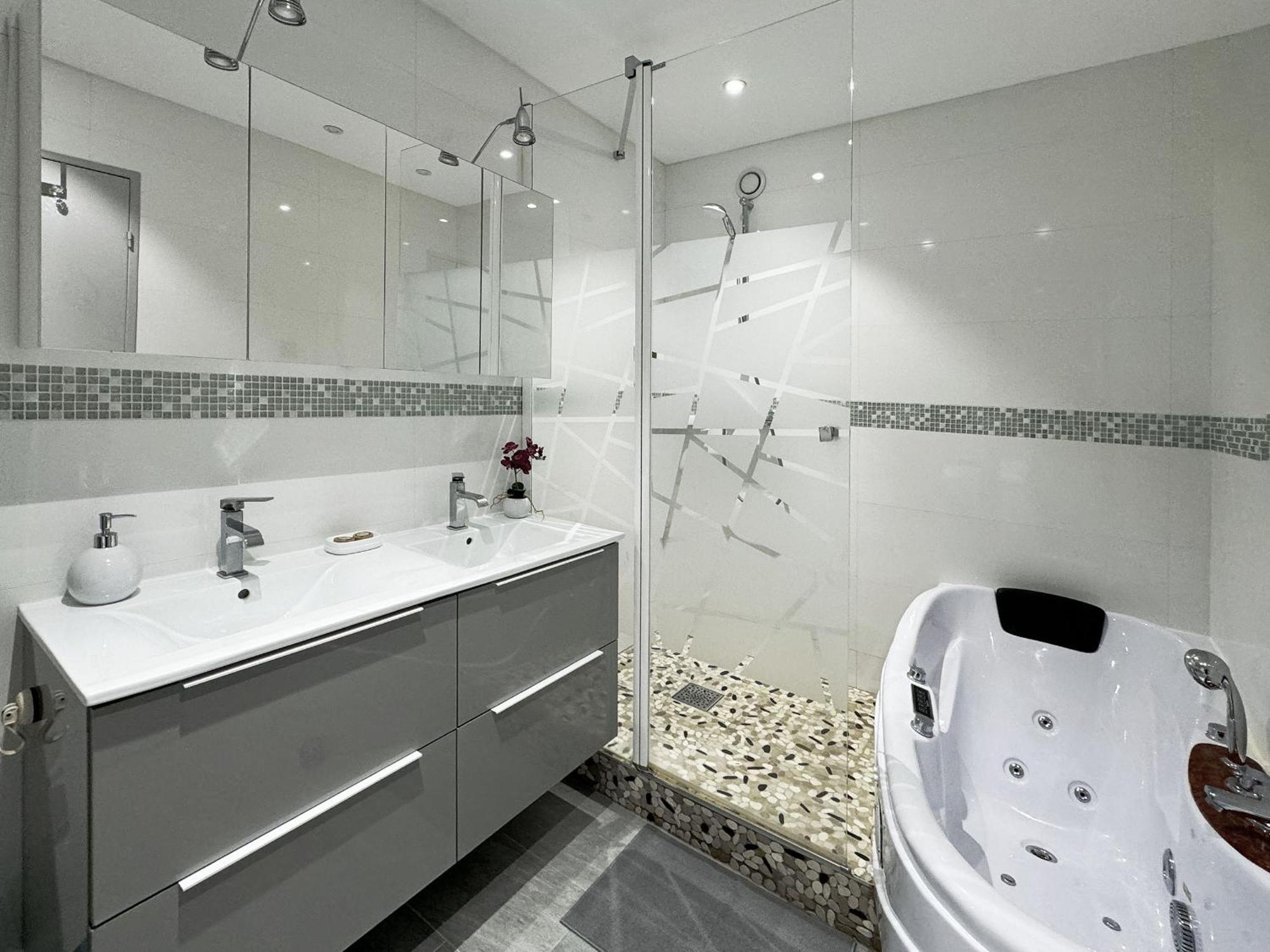 Chez Velia Grand 4 Pieces, Parking Prive Et Emplacement Ideal Apartment Straßburg