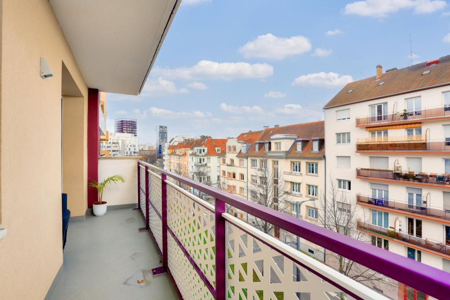 Lovely 2 Bedroom Flat With Balcony Near The Centre *