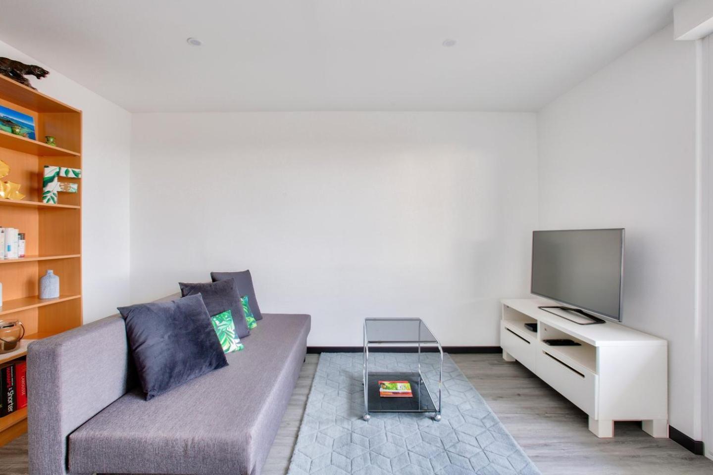Lovely 2 Bedroom Flat With Balcony Near The Centre *