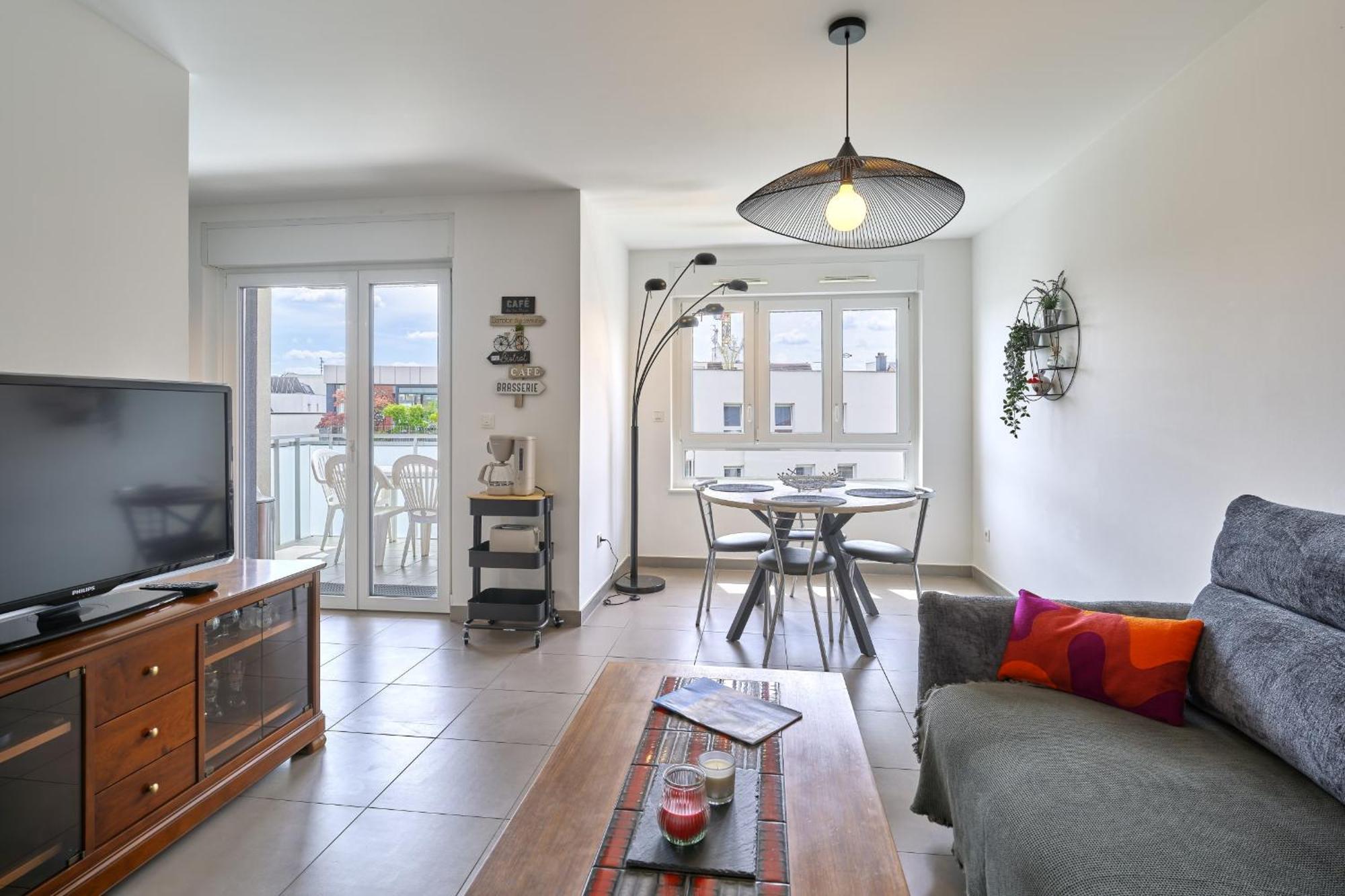 Dans Les Etoiles - 2 Bedroom With Free Parking Near To The City Center