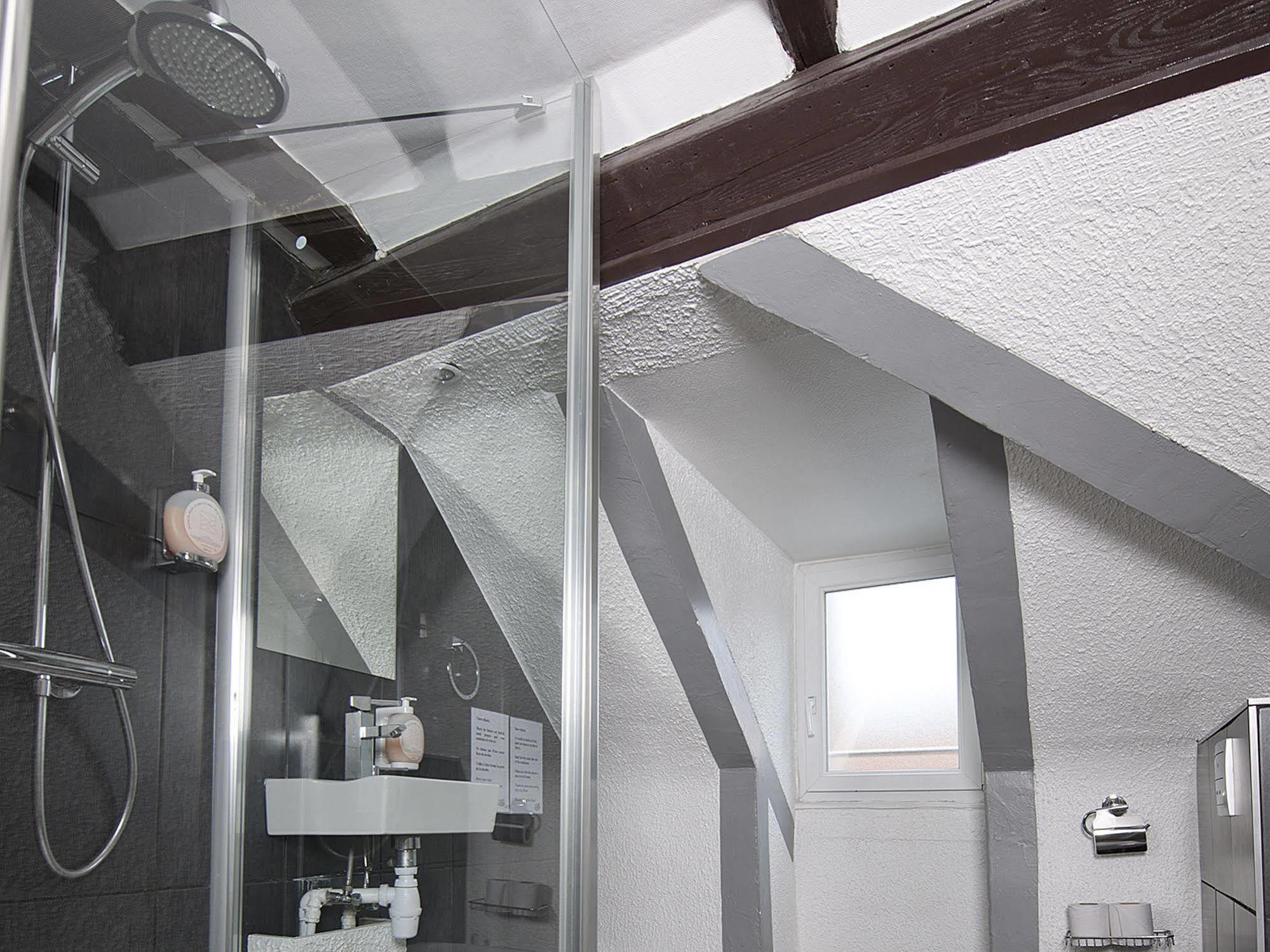 Le Grillon Hotel