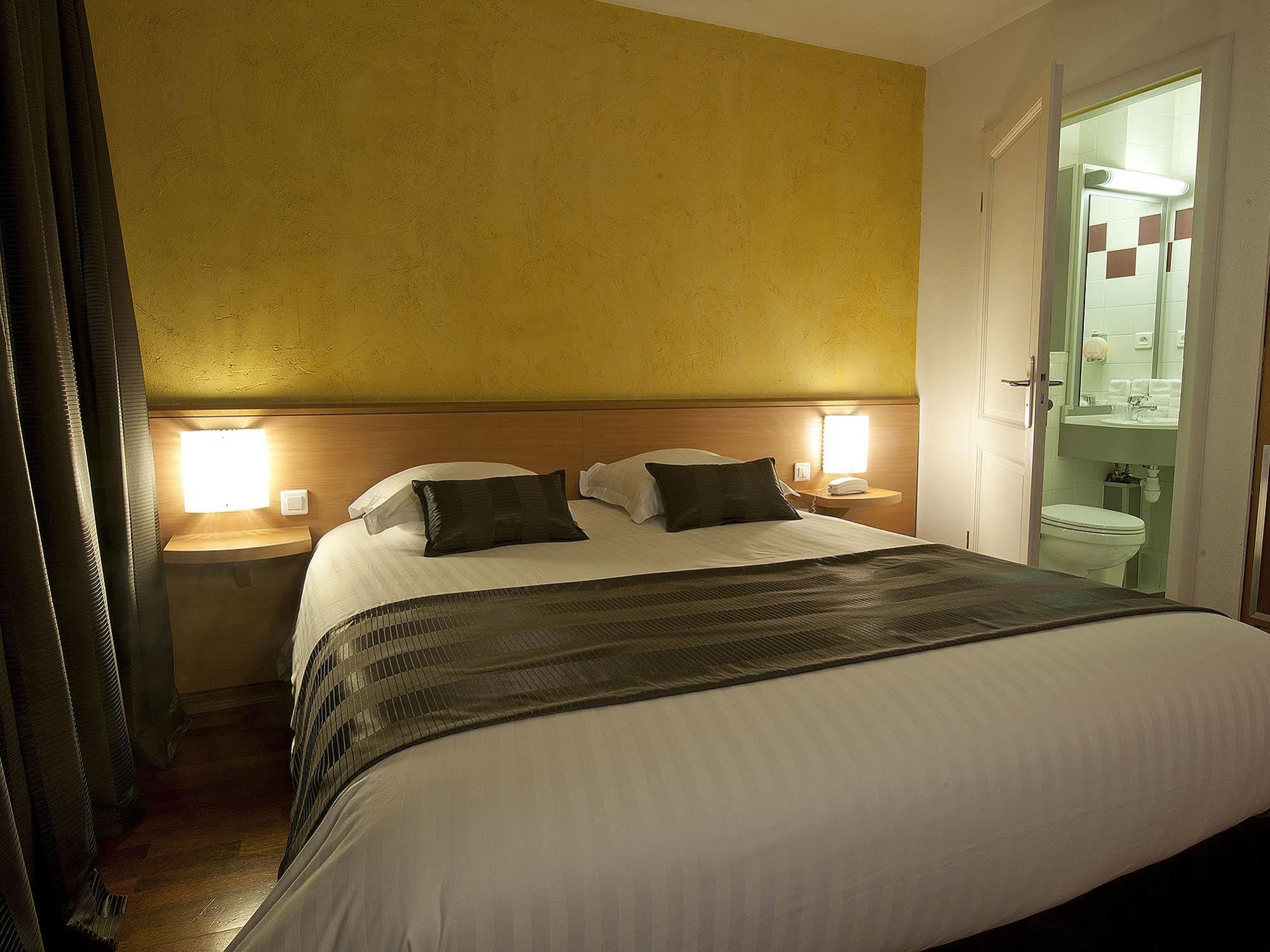 Le Grillon Hotel