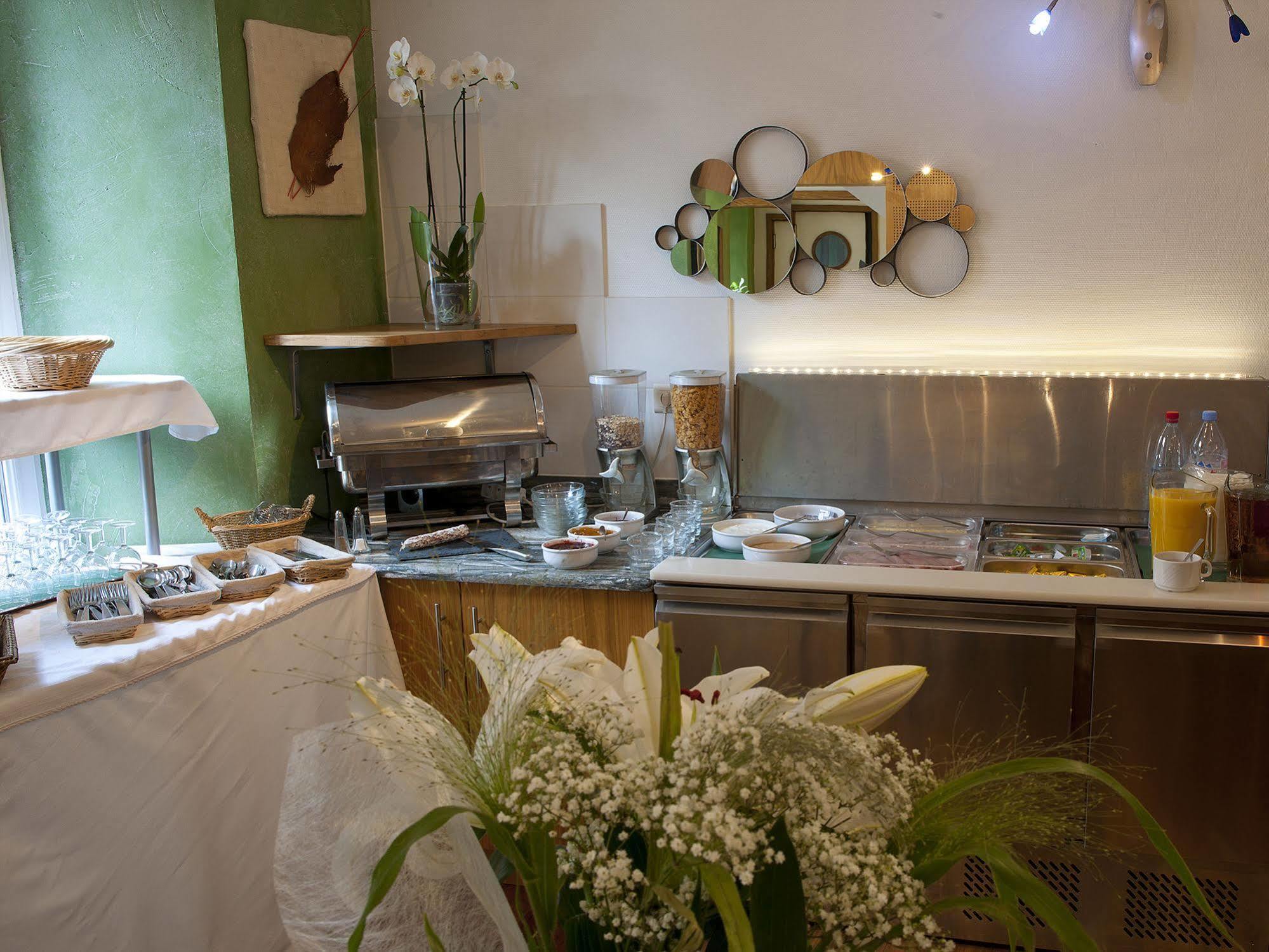 Le Grillon Hotel