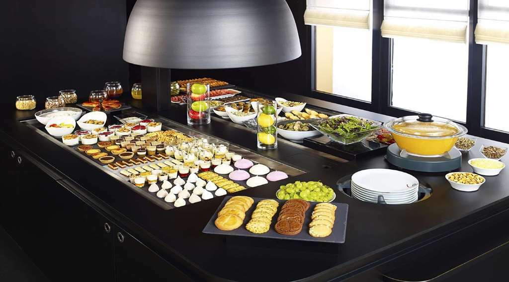 Kyriad Direct Ouest - Zénith Hotel 2*
