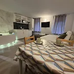 Studio De Charme Avec Jacuzzi - Escapade Relaxante