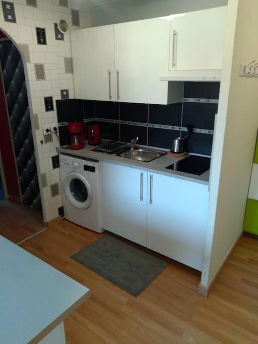 Cosy Colette,climatisé Avec Stationnement Gratuit. Appartement *