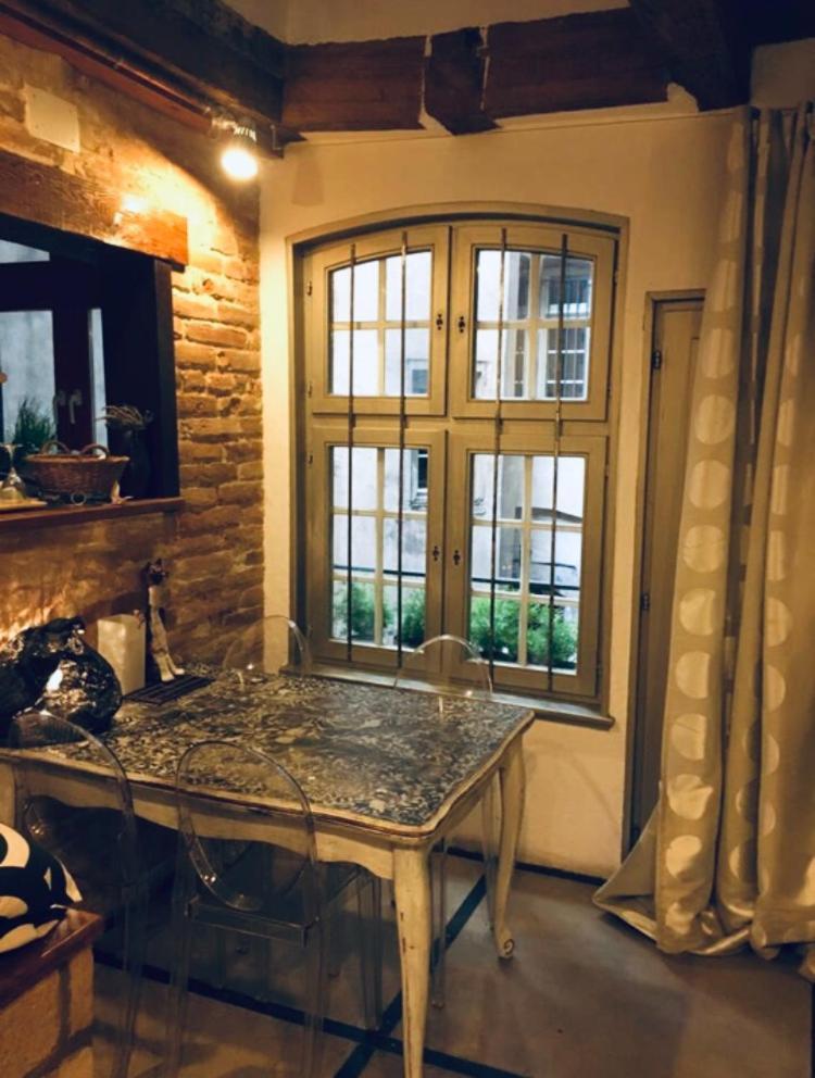 Triplex Avec Terrasse, Aux Pieds De La Cathedrale, 5 Personnes Appartement *