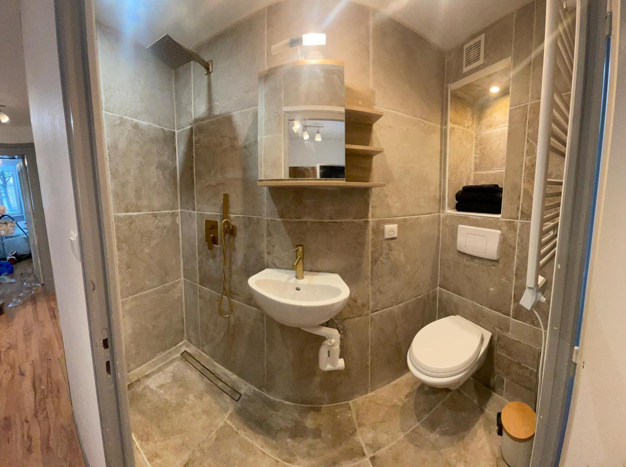 Petit Cocon Emplacement Ideal Centre Ville, Place De Pierre Rdc 25m2 *