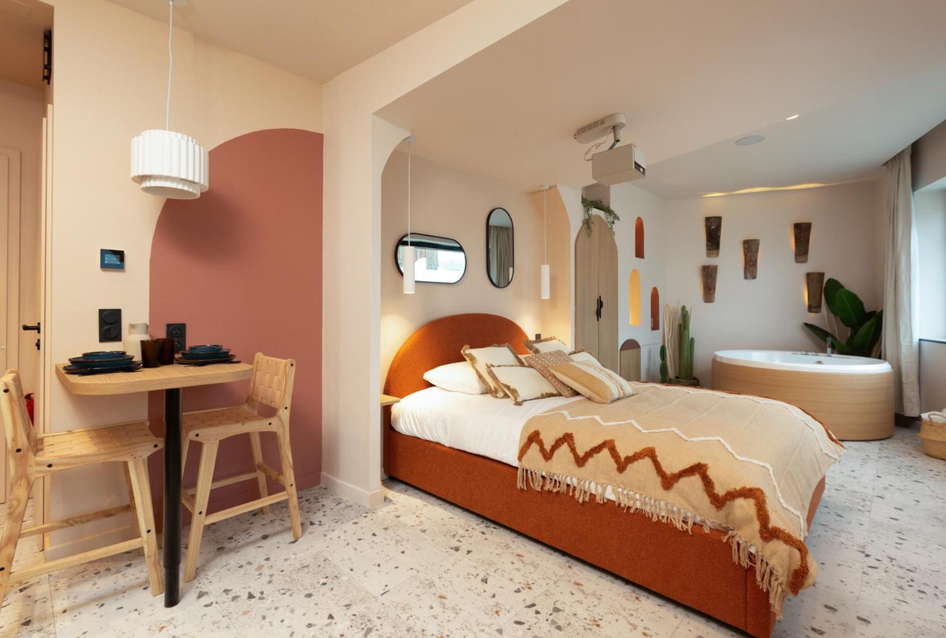 Romantique Ibiza, Jacuzzi, * Strasbourg