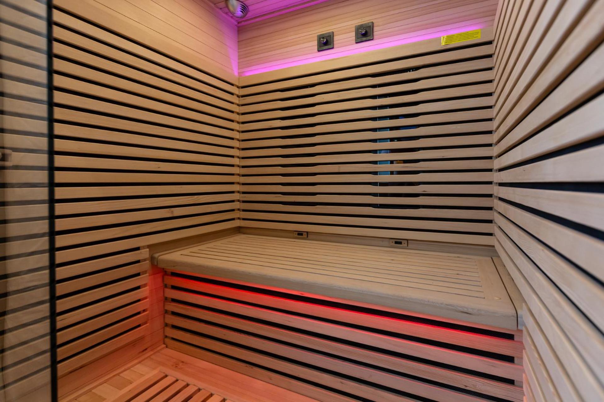 Romantique Ibiza, Jacuzzi, * Strasbourg