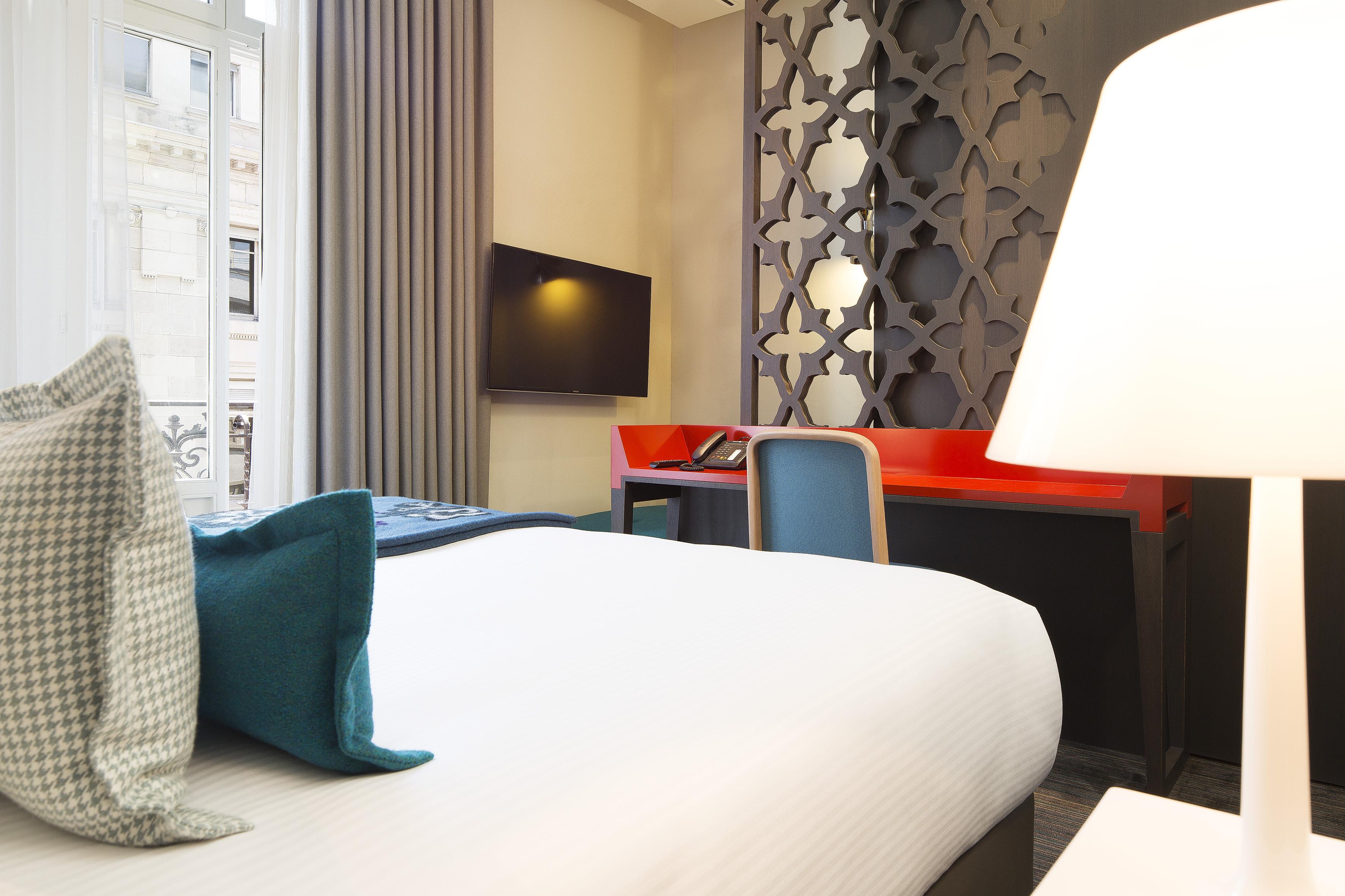 D - Hotel