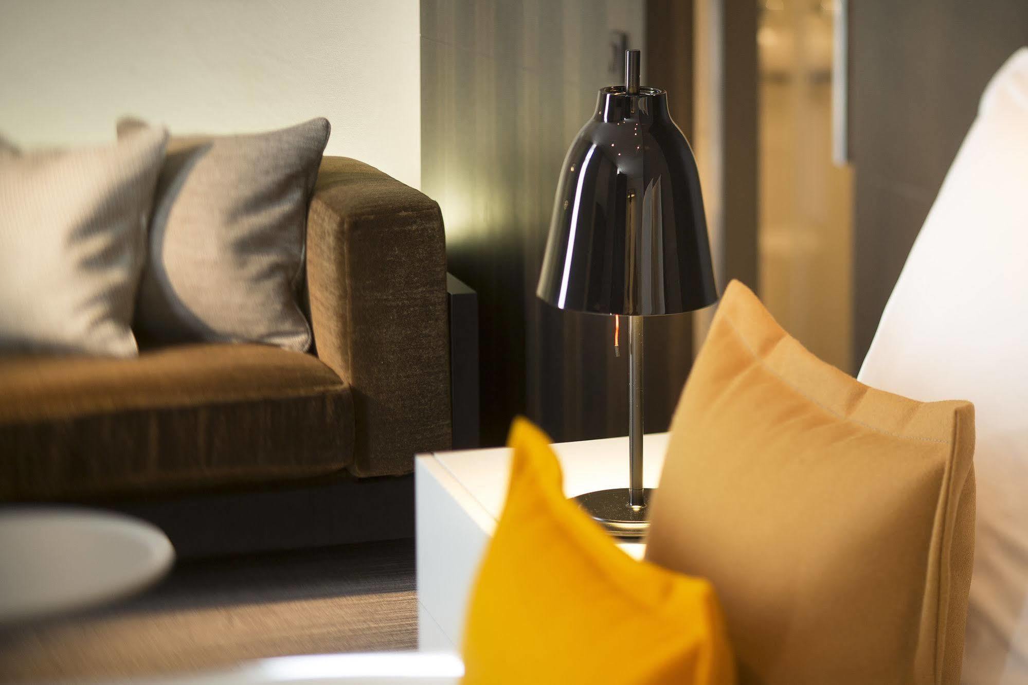 D - Hotel